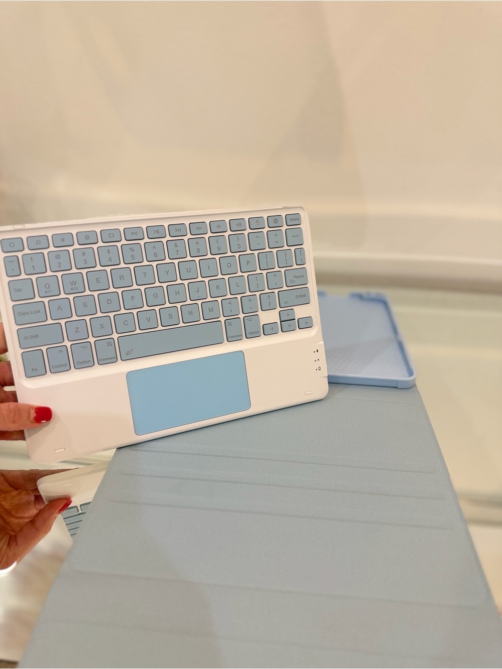 IPAD - Tablet Keyboard Case with Built-In Trackpad - Picture 3 of 8